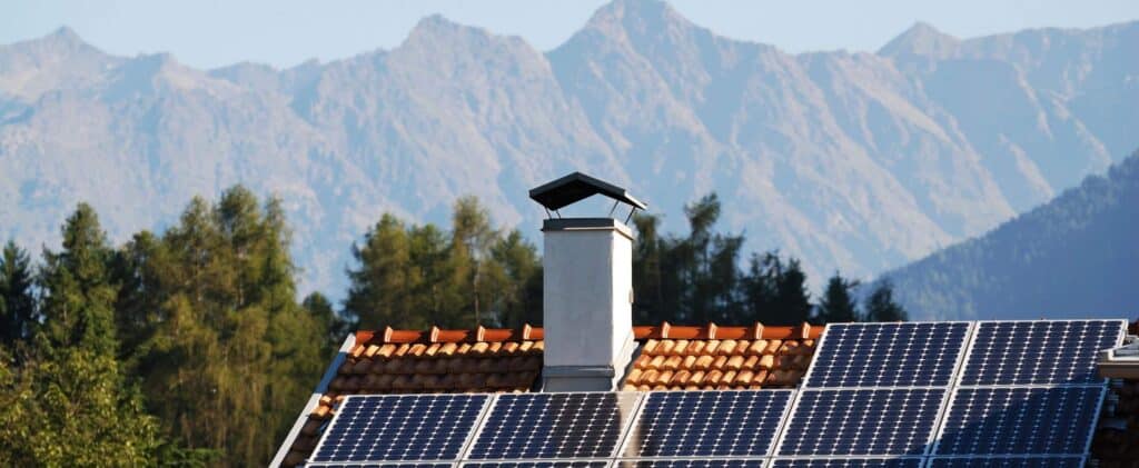 empresa de paneles solares en Los Angeles con la cordillera al fondo