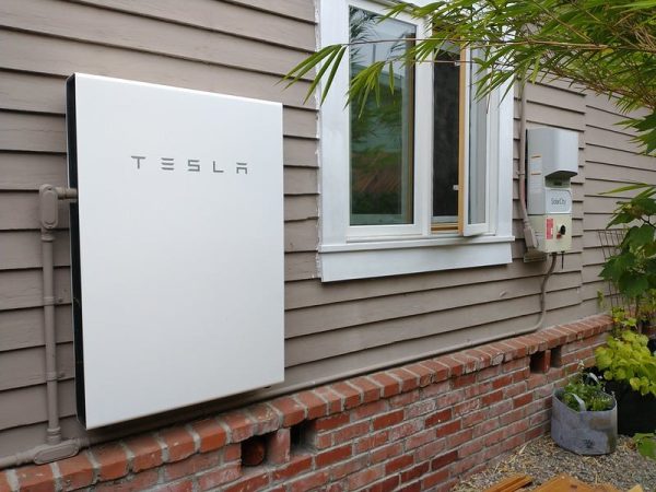 Tesla Powerwall instalado en el muro exterior de una casa